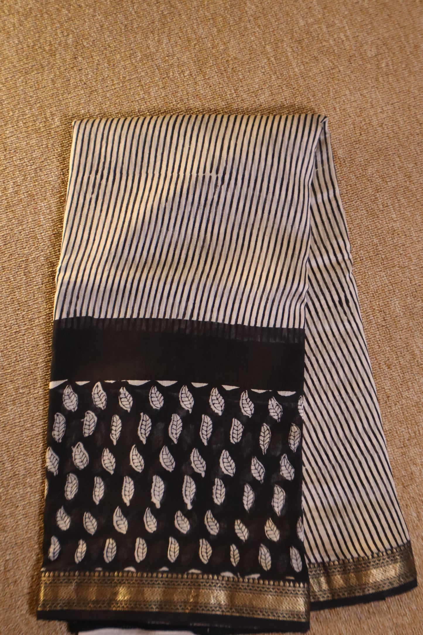 Maheshwari Silk Saree - Off-White with Black and Leaf Pallu