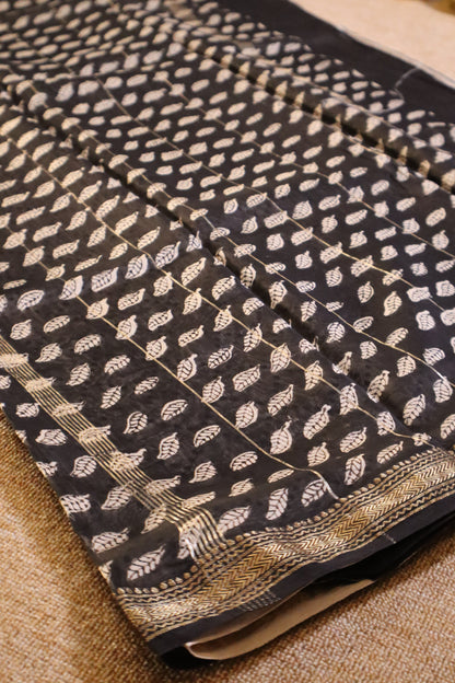 Maheshwari Silk Saree - Off-White with Black and Leaf Pallu